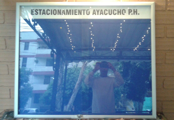 Cartelera con paño escorial rojo